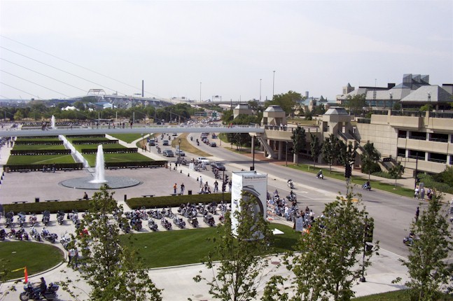 Milwaukee Art Museum fountain